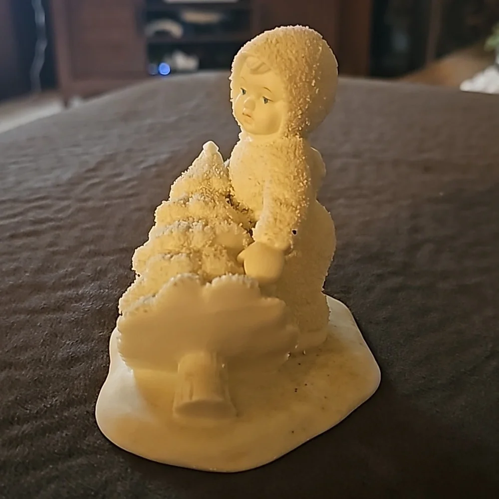Dept 56 Snowbabies “I'll Put Up The Christmas Tree" - Picture 3 of 6
